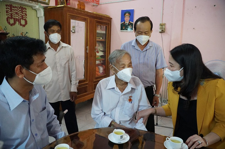 Phó Chủ tịch nước ân cần thăm hỏi, tặng quà và chúc Tết cụ Nguyễn Hoàng Kiết, cán bộ hưu trí 75 tuổi Đảng. Phó Chủ tịch nước thăm và tặng quà Tết cho người nghèo tại Sóc Trăng -0