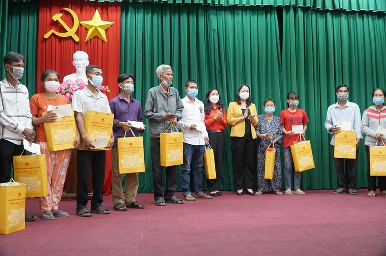 Phó Chủ tịch nước Võ Thị Ánh Xuân tặng quà cho hộ nghèo tại huyện Mỹ Tú (Sóc Trăng). Phó Chủ tịch nước thăm và tặng quà Tết cho người nghèo tại Sóc Trăng -0