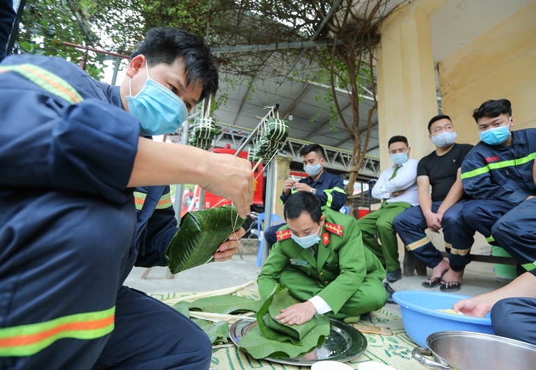 Bánh chưng của người lính cứu hỏa đón Tết xa nhà -0