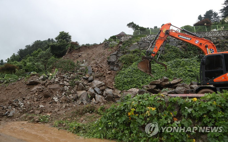 Đất đá làm gián đoạn tuyến đường tại Gapyeong, tỉnh Gyeonggi. Hàn Quốc tiếp tục chịu thiệt hại do mưa lớn, 13 người chết -2