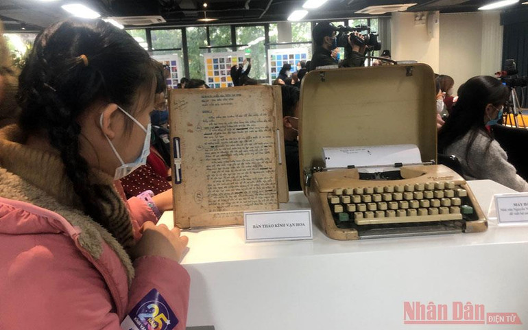 Chiếc máy chữ và bản thảo những tập đầu của bộ sách. “Kính vạn hoa” kỷ niệm ¼ thế kỷ -0
