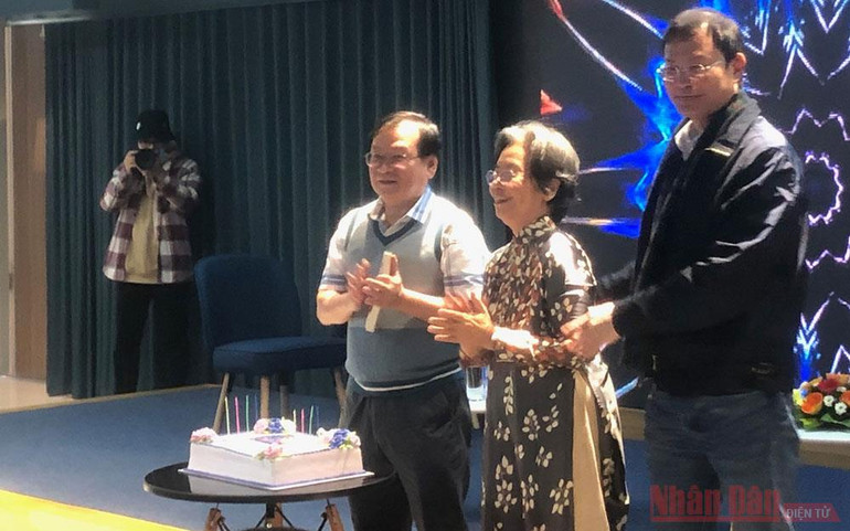 Giám đốc NXB Kim Đồng Bùi Tuấn Nghĩa, nhà văn Lê Phương Liên và nhà văn Nguyễn Nhật Ánh bên chiếc bánh mừng sinh nhật bộ sách. “Kính vạn hoa” kỷ niệm ¼ thế kỷ -0