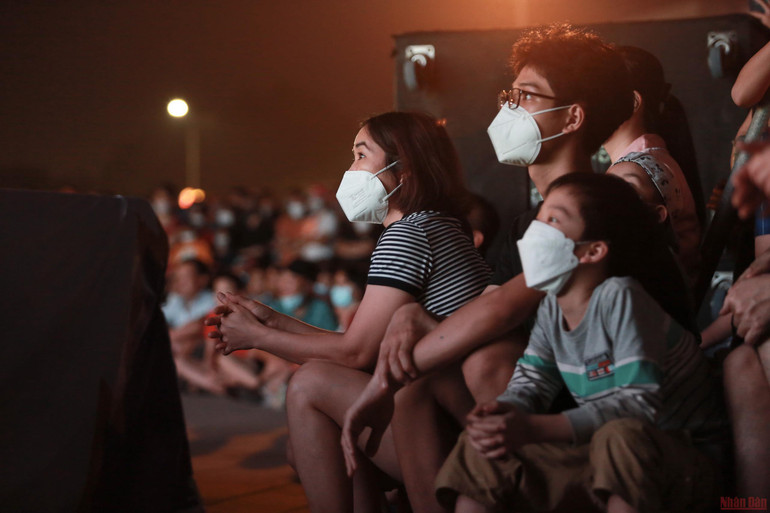 Tất cả đều háo hức với các tình huống đang diễn ra trên sân.