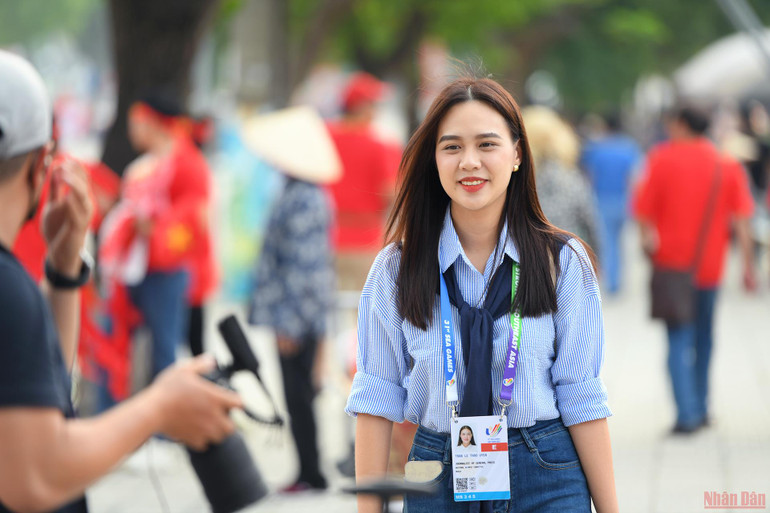 Cổ động viên Việt Nam khuấy động SVĐ Việt Trì trước giờ G -0