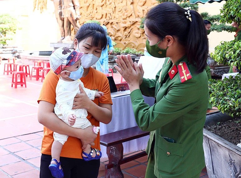 Nữ cán bộ quản giáo lưu luyến khi chia tay với mẹ con chị Cấn Thị Thủy trước khi lên xe ô-tô về Hà Nội. Ngày trở về… -0