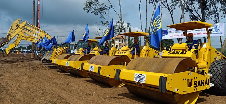 Các đơn vị thi công (Liên danh hai nhà thầu Vinaconex và Trung Chính) hào hứng trong ngày đầu thi công công trình. Khởi công xây dựng dự án cao tốc thành phần Phan Thiết - Dầu Giây -0