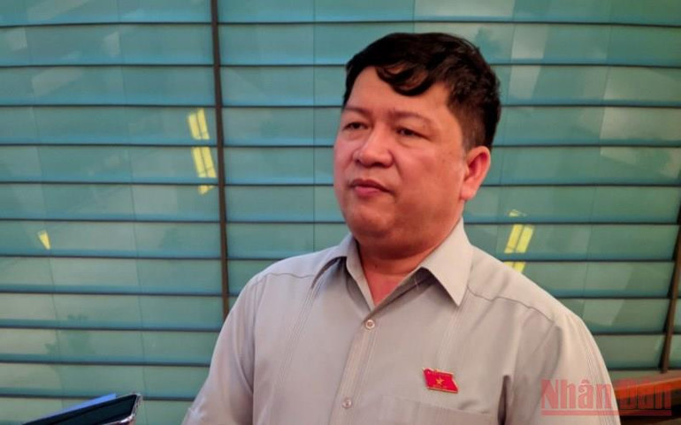 Đại biểu Tạ Văn Hạ chia sẻ bên hành lang Quốc hội. (Ảnh: TRUNG HƯNG) Kỳ họp của đổi mới và sáng tạo, linh hoạt đáp ứng nguyện vọng cử tri và nhân dân -0