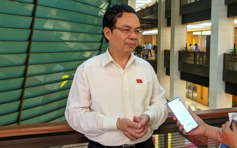 Đại biểu Hoàng Văn Cường chia sẻ bên hành lang Quốc hội. (Ảnh: TRUNG HƯNG) Kỳ họp của đổi mới và sáng tạo, linh hoạt đáp ứng nguyện vọng cử tri và nhân dân -0