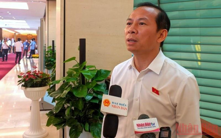 Đại biểu Võ Mạnh Sơn chia sẻ bên hành lang Quốc hội. (Ảnh: TRUNG HƯNG) Kỳ họp của đổi mới và sáng tạo, linh hoạt đáp ứng nguyện vọng cử tri và nhân dân -0