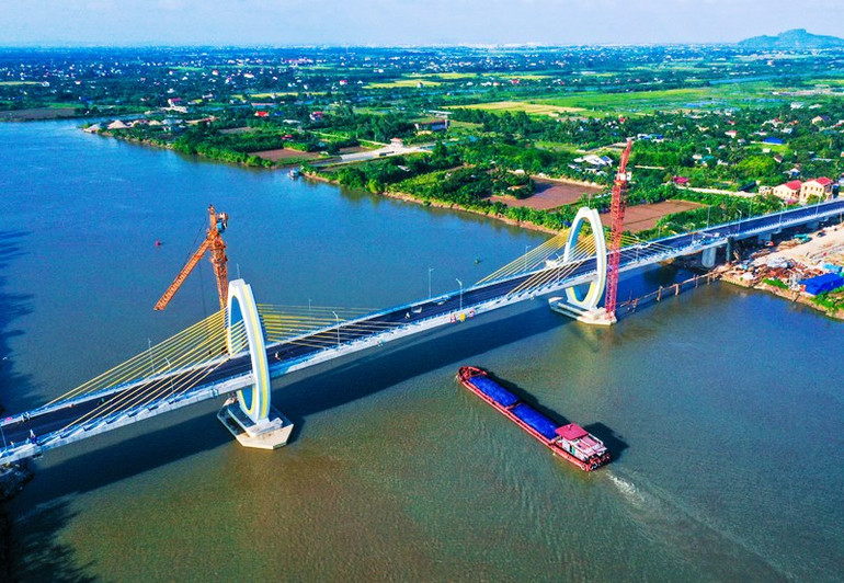 Cầu Quang Thanh nối huyện An Lão (Hải Phòng) với huyện Thanh Hà (tỉnh Hải Dương) có mức đầu tư 398,6 tỷ đồng đang khẩn trương hoàn thiện đưa vào hoạt động. (Ảnh: Đức Nghĩa) Hải Phòng nỗ lực đẩy mạnh giải ngân vốn đầu tư công -0