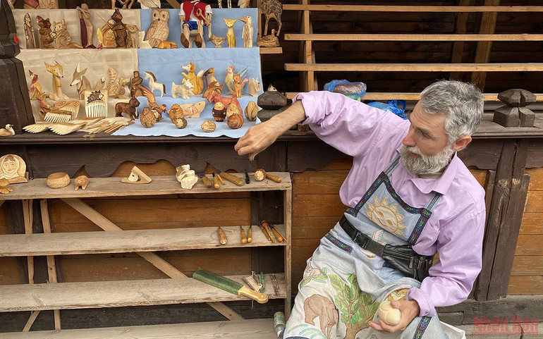 Check-in khu chợ bán đồ lưu niệm đầy màu sắc ở Moskva -0