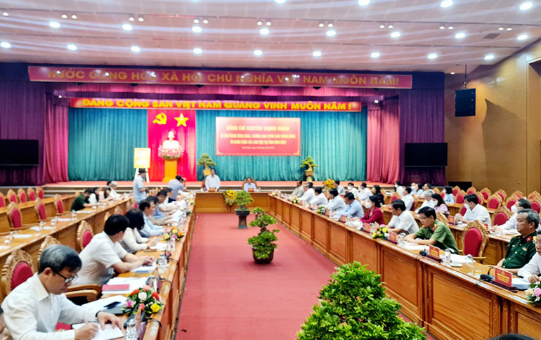 Quang cảnh buổi làm việc. Đồng chí Nguyễn Trọng Nghĩa và Đoàn công tác của Ban Tuyên giáo Trung ương làm việc với Tỉnh ủy Bình Định -0