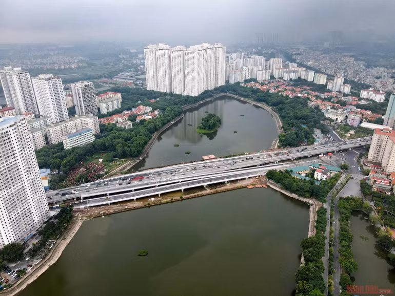 Cận cảnh cầu vượt thấp hồ Linh Đàm trước ngày khánh thành -0