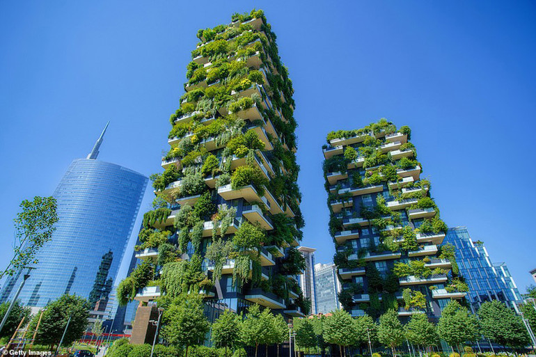 Chung cư Bosco Verticale - tòa nhà không gian xanh tại Milan (Italy) (Ảnh: DAILY MAIL) Điều gì khiến cầu Vàng Đà Nẵng tiếp tục được báo Anh ca ngợi? -0