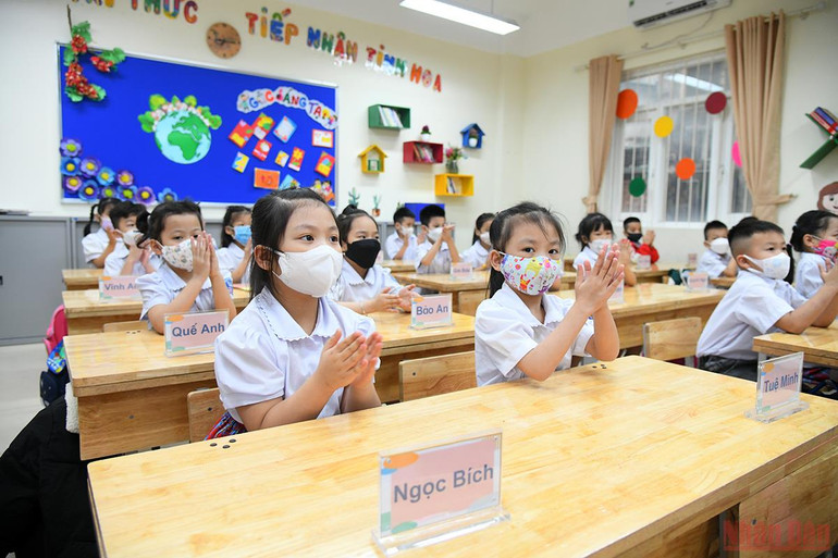 Cả lớp vỗ tay sau màn tự giới thiệu của mỗi bạn. (Ảnh: THÀNH ĐẠT) “Ngày đầu tiên” đến trường của học sinh lớp 1 tại Hà Nội -0