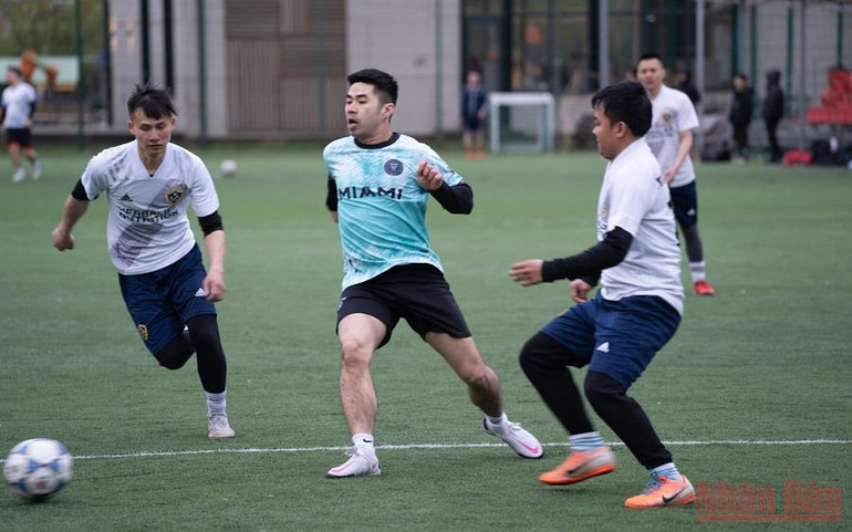 Sau lễ khai mạc, đã diễn ra những trận cầu hấp dẫn. Người Việt tại Nga tổ chức giải bóng đá cộng đồng -0