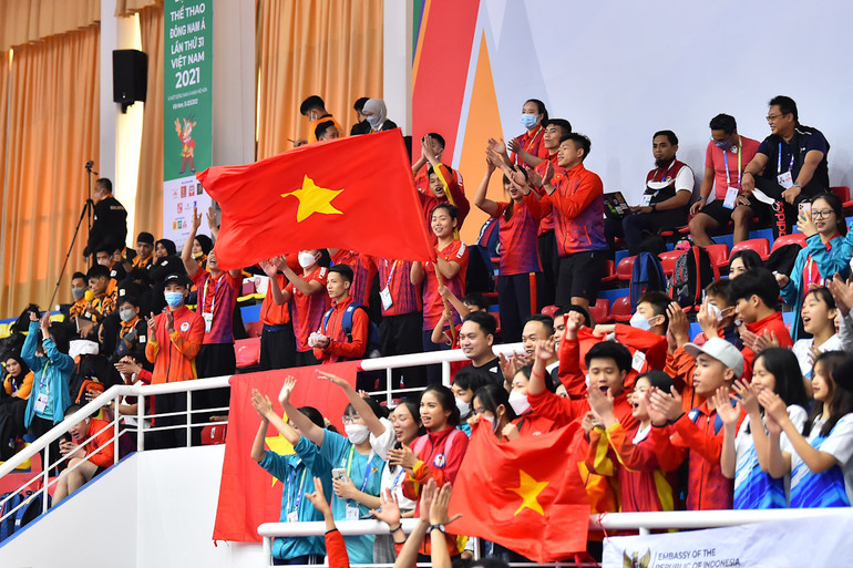 Đông đảo cổ động viên Việt Nam có mặt tại Nhà thi đấu quận Bắc Từ Liêm (thành phố Hà Nội) để cỗ vũ các võ sĩ chủ nhà. Bài biểu diễn mang về tấm huy chương Vàng đầu tiên cho Pencak Silat Việt Nam tại SEA Games 31 -0