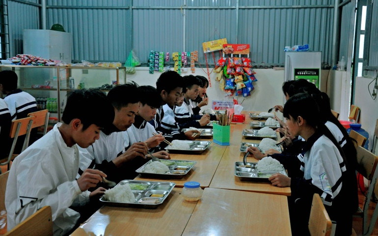 Tiếp sức học sinh nghèo vùng biên -0