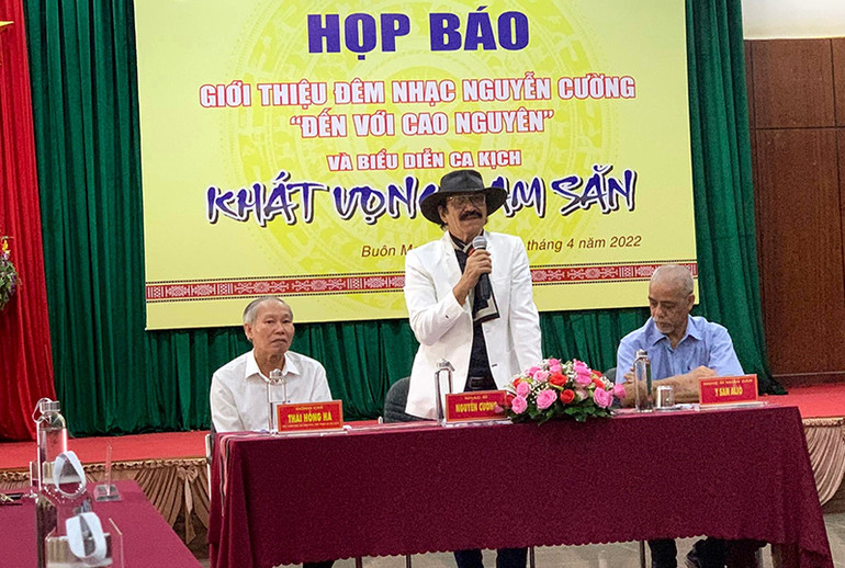 Nhạc sĩ Nguyễn Cường chia sẻ về hành trình 40 năm gắn bó với Tây Nguyên và quá trình sáng tác ca kịch “Khát vọng Dam Săn”. Đắk Lắk xây dựng các sản phẩm văn hóa đặc sắc, hấp dẫn kích cầu du lịch -0