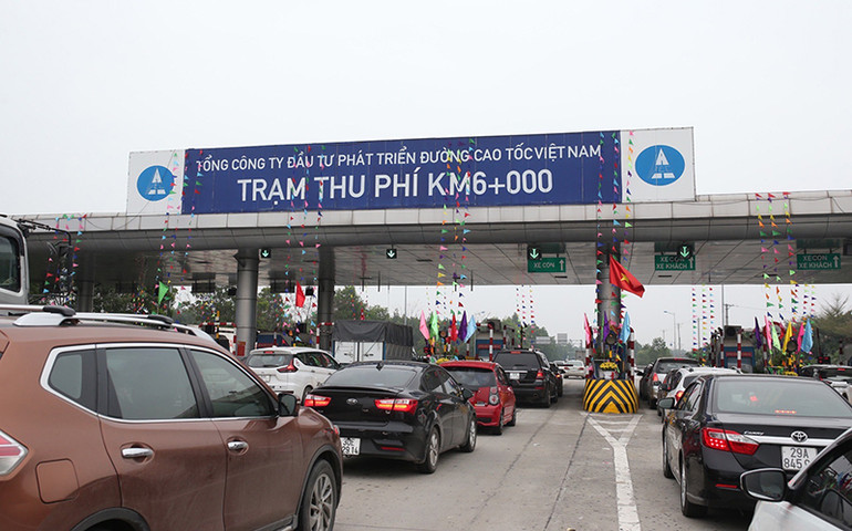 Hàng dài các phương tiện trở lại Hà Nội trong ngày cuối cùng kỳ nghỉ Tết Nguyên Đán -0