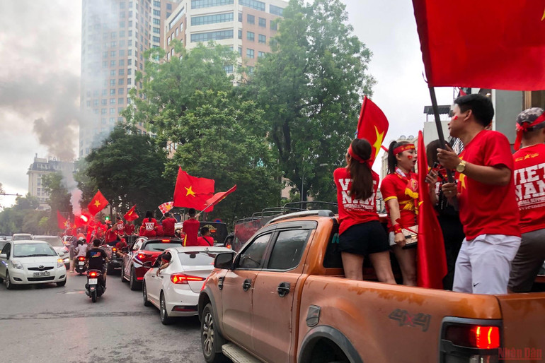 Khán giả đang đổ về Sân vận quốc gia Mỹ Đình rất đông -1