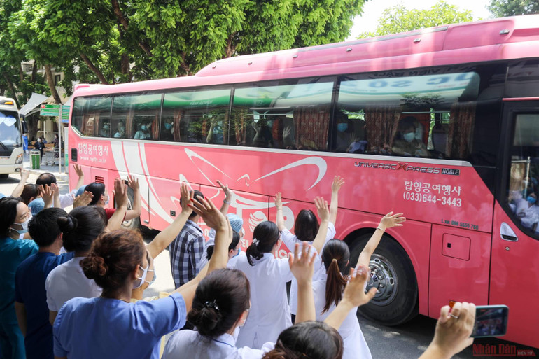 Hàng trăm nhân viên y tế Bệnh viện Bạch Mai vào TP Hồ Chí Minh “tiếp sức” chống dịch Covid-19 -0