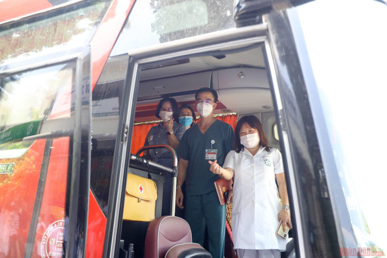 Hàng trăm nhân viên y tế Bệnh viện Bạch Mai vào TP Hồ Chí Minh “tiếp sức” chống dịch Covid-19 -0