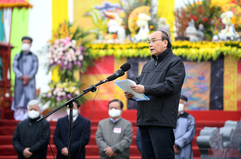 Chủ tịch nước Nguyễn Xuân Phúc xuống đồng cày ruộng tại Lễ Tịch điền Đọi Sơn -0