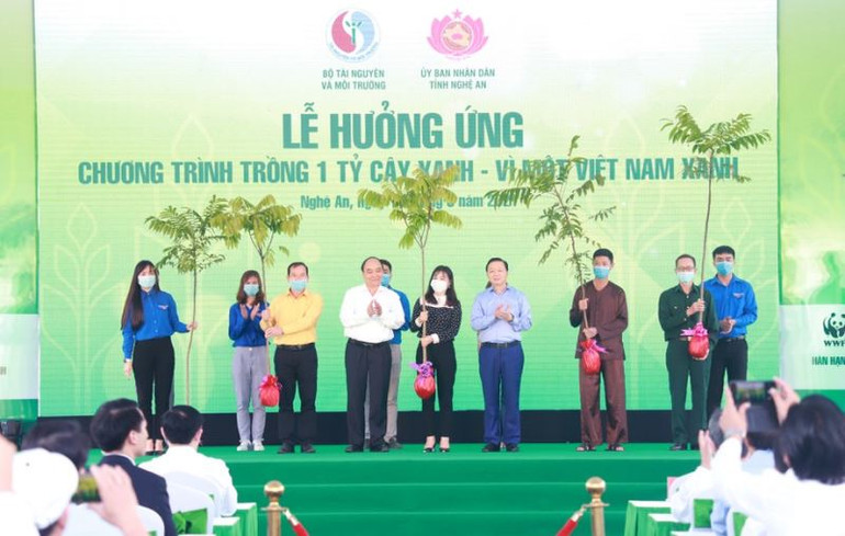 Thủ tướng trao tặng tượng trưng 10 nghìn cây xanh cho nhân dân huyện Đô Lương. Thủ tướng dự lễ hưởng ứng chương trình trồng 1 tỷ cây xanh -0