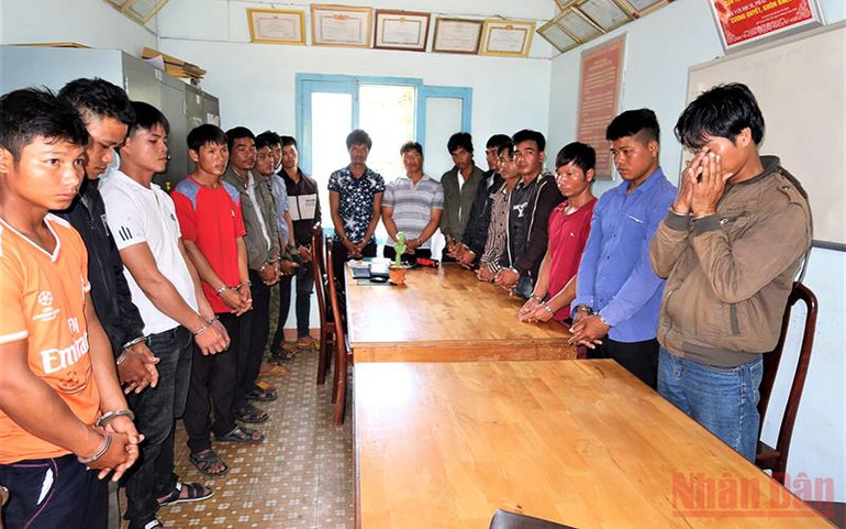 Các đối tượng phá rừng, khai thác lâm sản trái phép trong Khu Bảo tồn thiên nhiên Ea Sô tại cơ quan công an. Truy tố 40 đối tượng phá rừng và tiếp tay phá rừng tại Khu Bảo tồn thiên nhiên Ea Sô -0