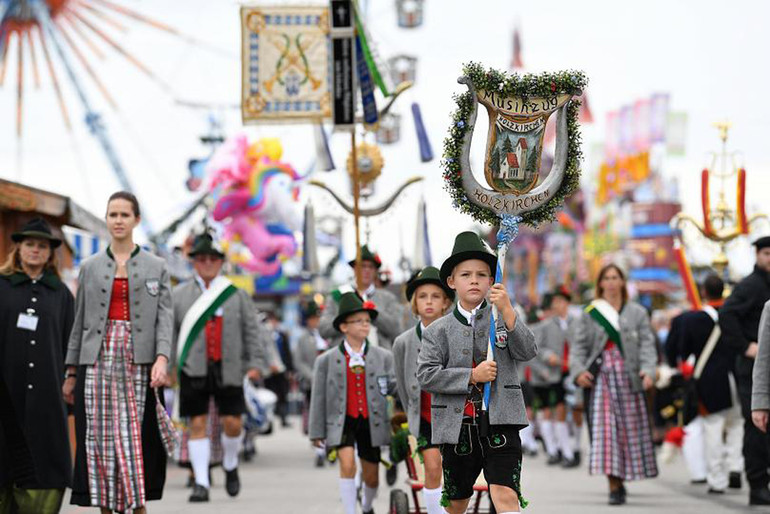 Lễ hội dân gian hấp dẫn du khách tới Oktoberfest (Ảnh: REUTERS) Lễ hội bia Oktoberfest và những con số ấn tượng -0