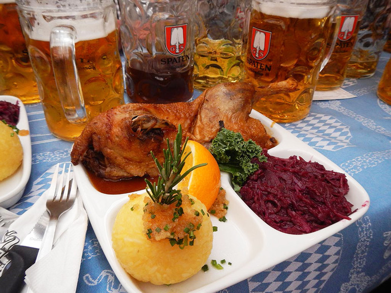 Ẩm thực là một phần không thể thiếu của Oktoberfest (Ảnh: Oktoberfesttour) Lễ hội bia Oktoberfest và những con số ấn tượng -0