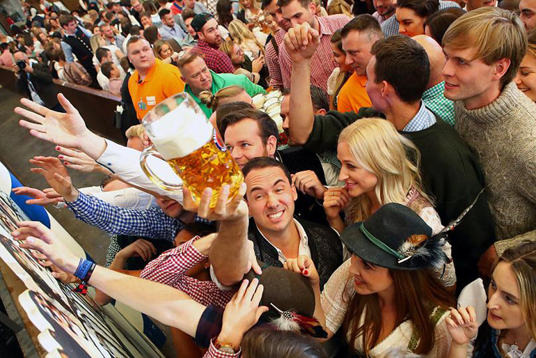 Những cốc đựng bia của Oktoberfest mang tính biểu tượng của lễ hội (Ảnh: REUTERS) Lễ hội bia Oktoberfest và những con số ấn tượng -0