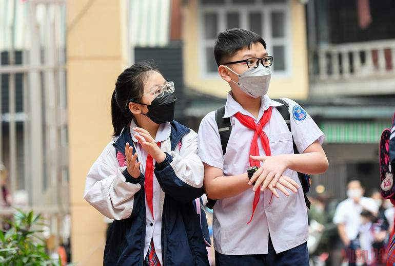 Những khoảnh khắc ngộ nghĩnh, đáng yêu của các con ngày đầu đến trường -0