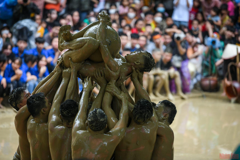 Người giành được quả cầu là giành được năng lượng mặt trời, giành được vận may về cho dân làng. Bắc Giang: Độc đáo thanh niên đóng khố “vật cầu bùn” -0