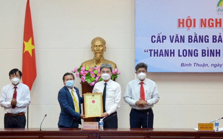 Ông Đinh Hữu Phí (bên phải) trao Bằng bảo hộ Chỉ dẫn địa lý thanh long Bình Thuận tại Nhật Bản cho đại diện Hiệp hội thanh long Bình Thuận. Cấp bằng bảo hộ Chỉ dẫn địa lý “Thanh long Bình Thuận” tại Nhật Bản -0