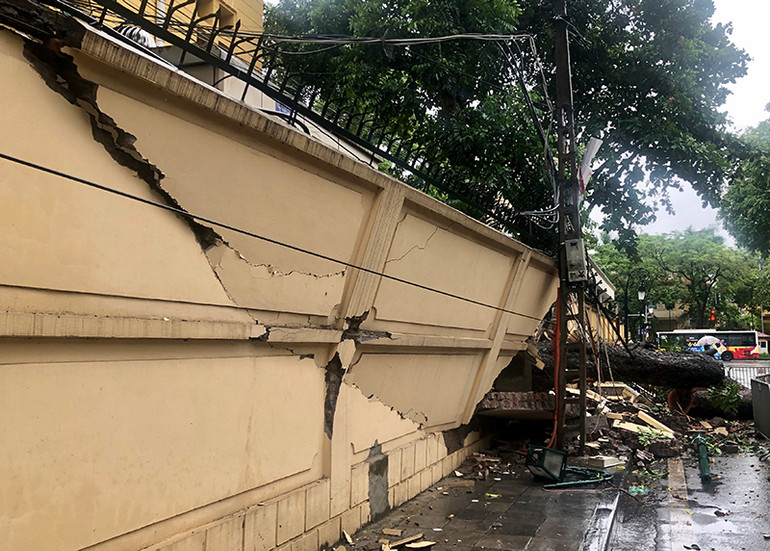 Khắc phục sự cố cây đổ trên phố Hỏa Lò -0