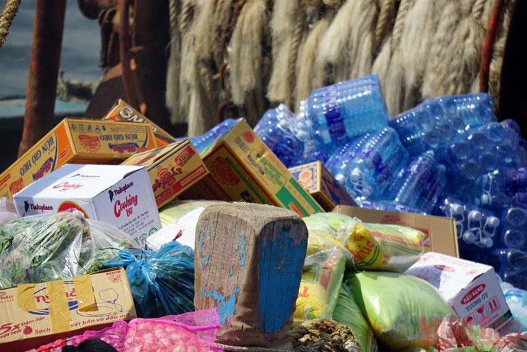 Hàng trăm tàu cá ngư dân miền trung tất bật vươn khơi -0