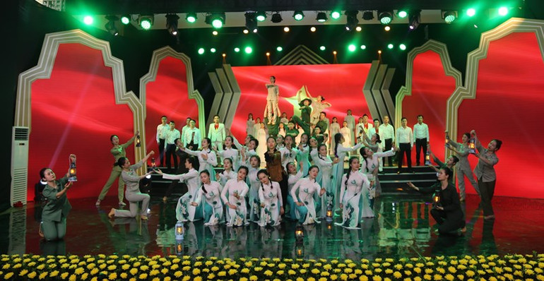 Chương trình mang màu sắc anh hùng ca nhưng vẫn thấm đẫm vẻ đẹp trữ tình. Chương trình nghệ thuật đặc biệt tri ân các anh hùng liệt sĩ -0