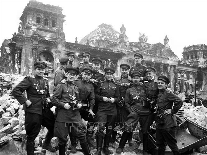 Các chiến sĩ Hồng quân trước Nhà Quốc hội Đức ở Berlin, 2/5/1945. (Ảnh: Tư liệu quốc tế/TTXVN) Ngày Chiến thắng phát xít - mốc son sáng ngời trong lịch sử thế giới -0