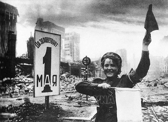 Nữ chiến sĩ Hồng quân Liên Xô điều khiển giao thông trên đường phố Berlin, ngày 1/5/1945. (Ảnh: Tư liệu quốc tế/TTXVN) Ngày Chiến thắng phát xít - mốc son sáng ngời trong lịch sử thế giới -0