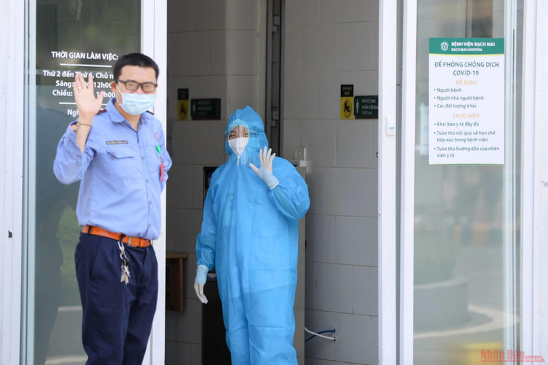 Hàng trăm nhân viên y tế Bệnh viện Bạch Mai vào TP Hồ Chí Minh “tiếp sức” chống dịch Covid-19 -0