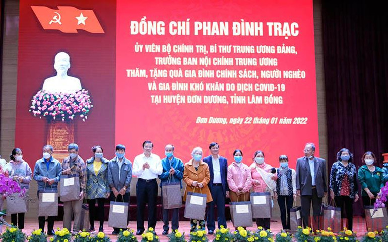 Đồng chí Phan Đình Trạc và đoàn công tác Trung ương trao quà Tết tặng các gia đình chính sách, người nghèo, gia đình khó khăn do dịch Covid-19 tại huyện Đơn Dương. Trưởng Ban Nội chính Trung ương Phan Đình Trạc thăm và tặng quà Tết tại Lâm Đồng -0