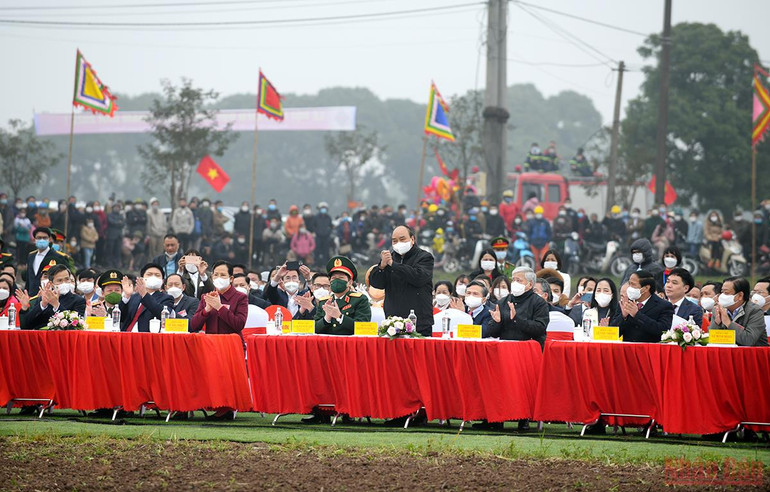 Chủ tịch nước Nguyễn Xuân Phúc xuống đồng cày ruộng tại Lễ Tịch điền Đọi Sơn -0