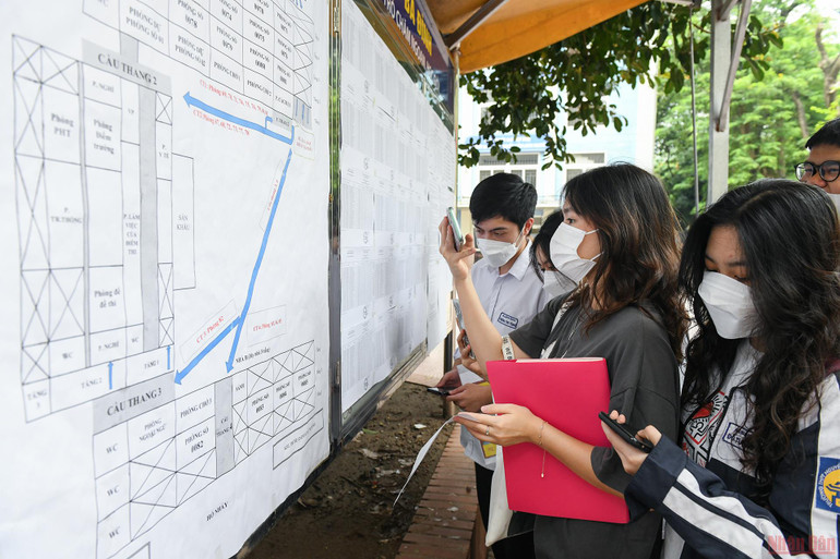 Thí sinh Hà Nội làm thủ tục dự thi tốt nghiệp THPT năm 2022 -0