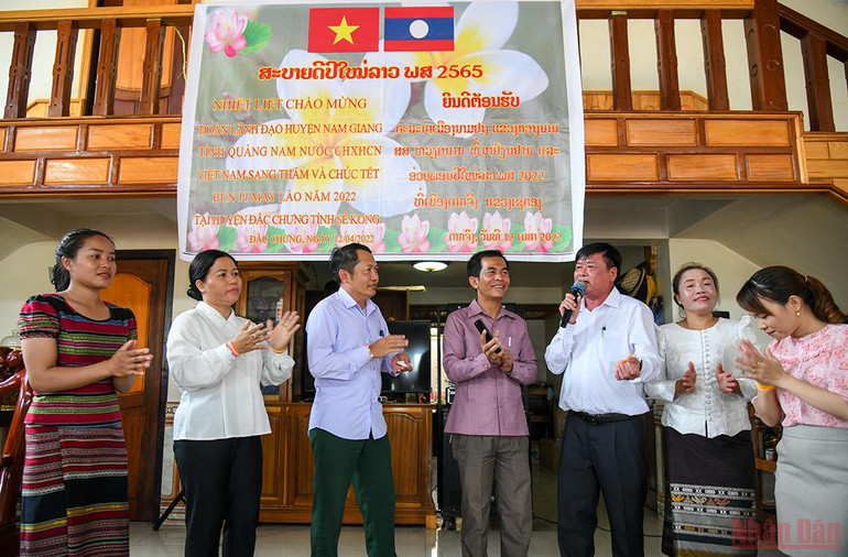 Quân dân 2 nước cùng nhau hát "Trường Sơn Đông-Trường Sơn Tây”. (Ảnh: THÀNH ĐẠT) Quan hệ hữu nghị đặc biệt Việt - Lào: Tết của bạn là Tết của mình -0