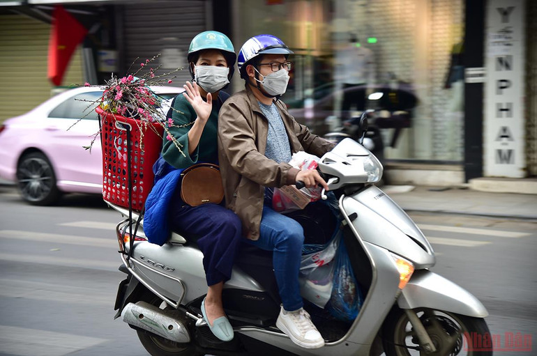 Hà Nội: Người dân lỉnh kỉnh đồ đạc về quê ăn Tết, nhiều tuyến đường ùn ứ -0