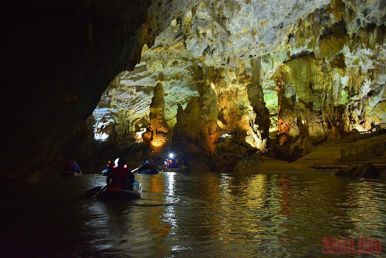 Ban đêm, động Phong Nha như bí ấn, huyễn hoặc hơn. Khám phá chiều sâu bí ẩn động Phong Nha bằng kayak vào ban đêm -0