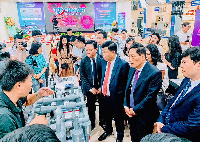 Các đại biểu tham quan gian hàng trưng bày, giới thiệu sản phẩm công nghệ trực tiếp tại Techmart Haiphong 2022. Hơn 340 gian hàng trực tiếp và trực tuyến tham dự Techmart Haiphong 2022 -0