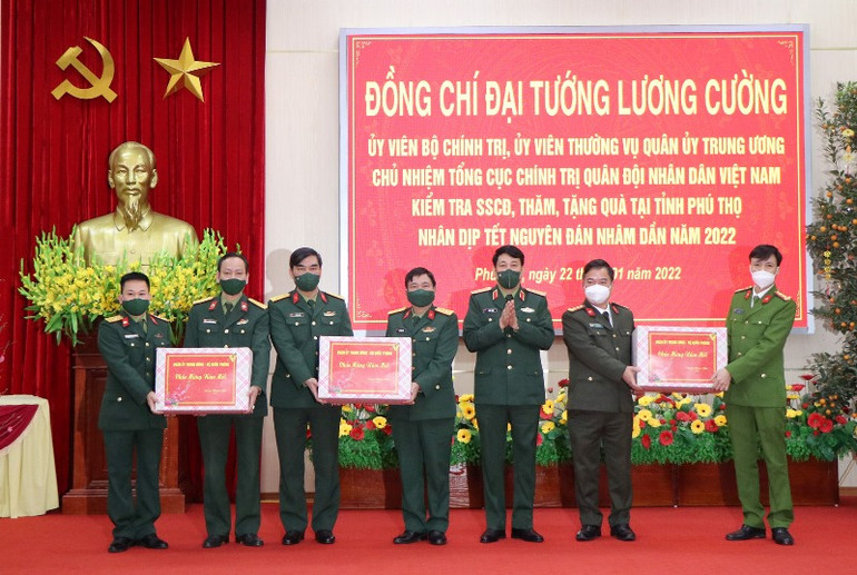 Đại tướng Lương Cường kiểm tra sẵn sàng chiến đấu, thăm và chúc Tết tại Phú Thọ -0